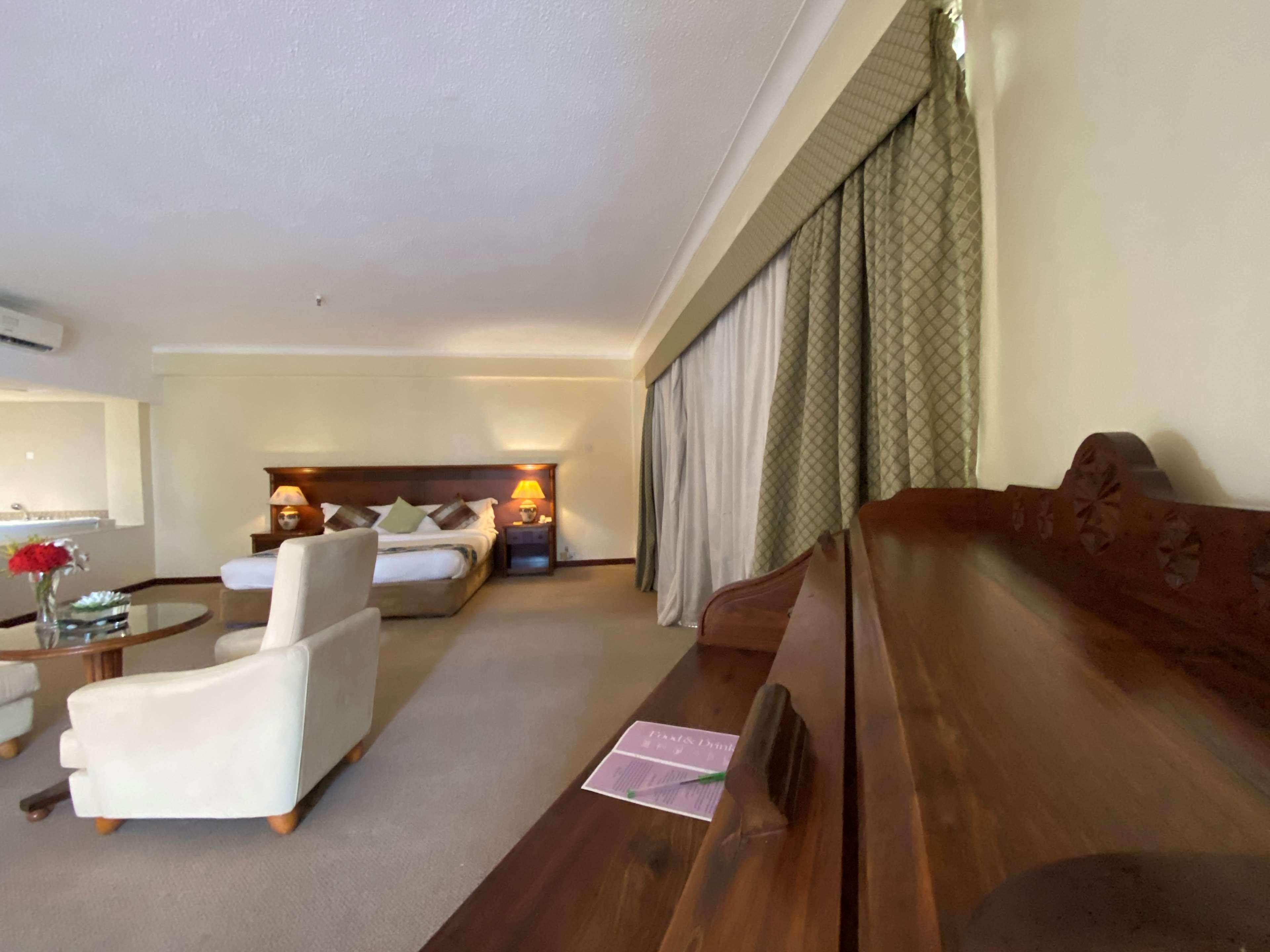 Hotel Golden Tulip Daressalam Exterior foto