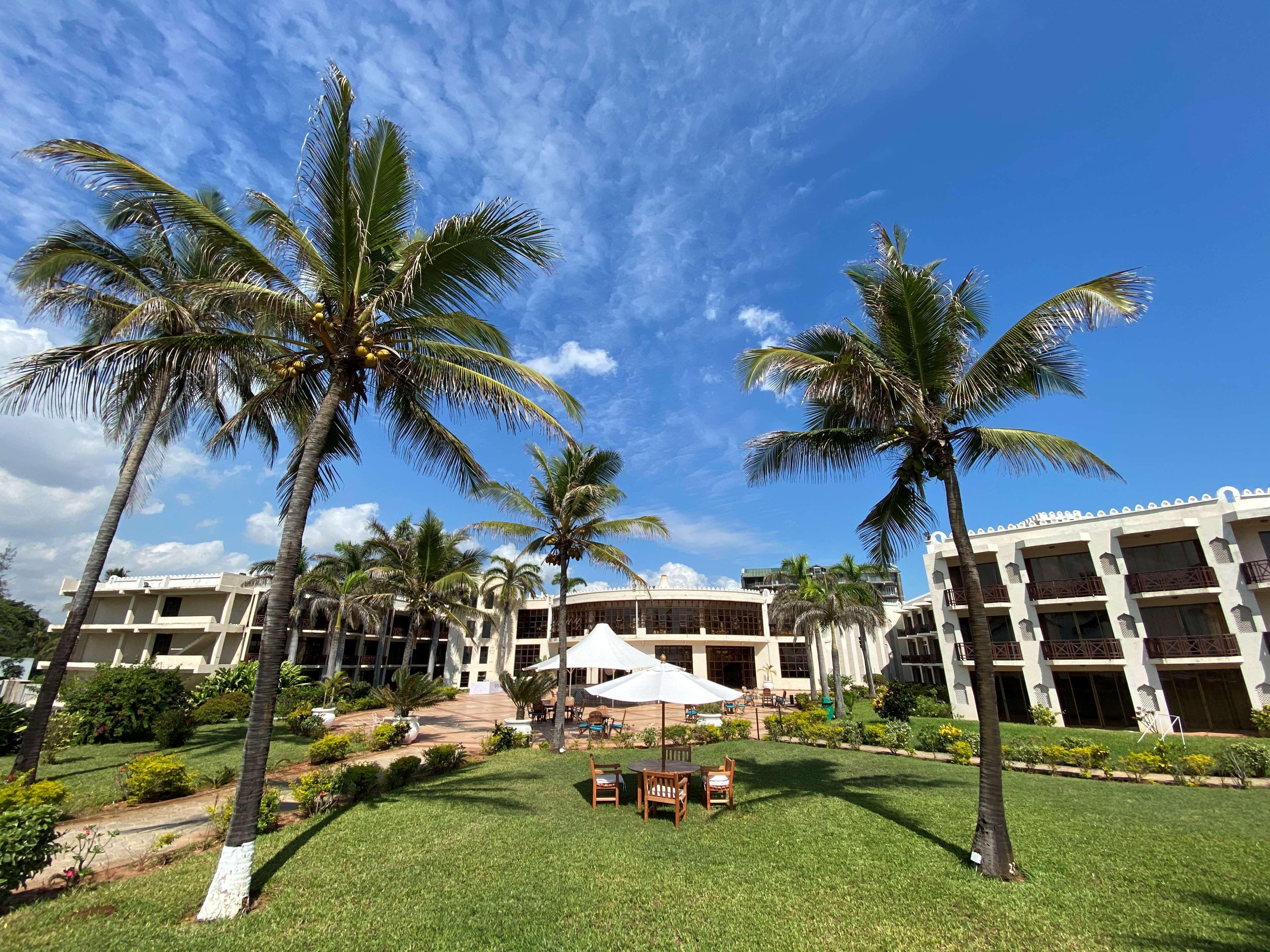 Hotel Golden Tulip Daressalam Exterior foto
